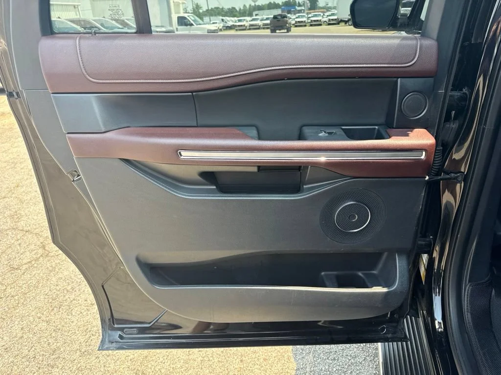 Used 2022  Ford Limited image 31