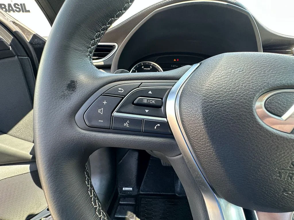 Used 2023 White INFINITI LUXE image 36