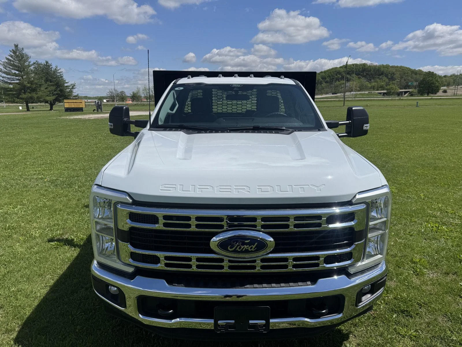 New 2025 Oxford White Ford XL image 4