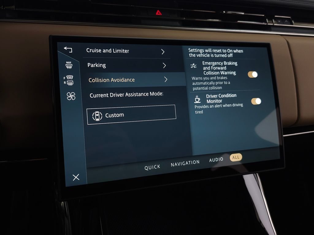 Certified Used 2025 Fuji White Land Rover Dynamic SE image 28