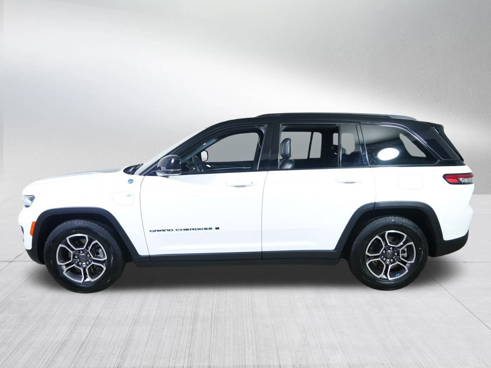 Used 2022 Bright White Clearcoat Jeep Trailhawk image 4