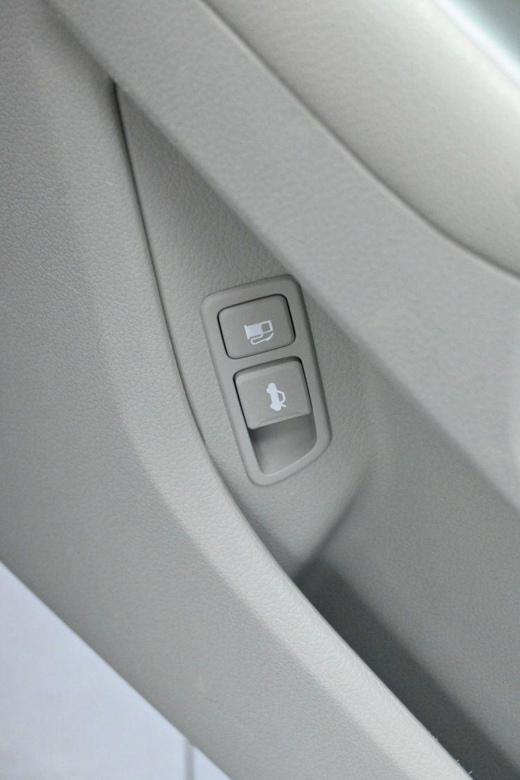 Used 2015 Snow White Pearl Kia LX image 12