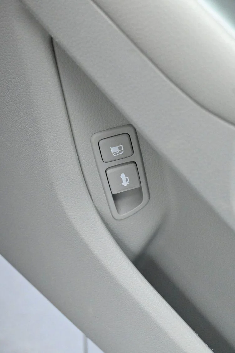 Used 2015 Snow White Pearl Kia LX image 12