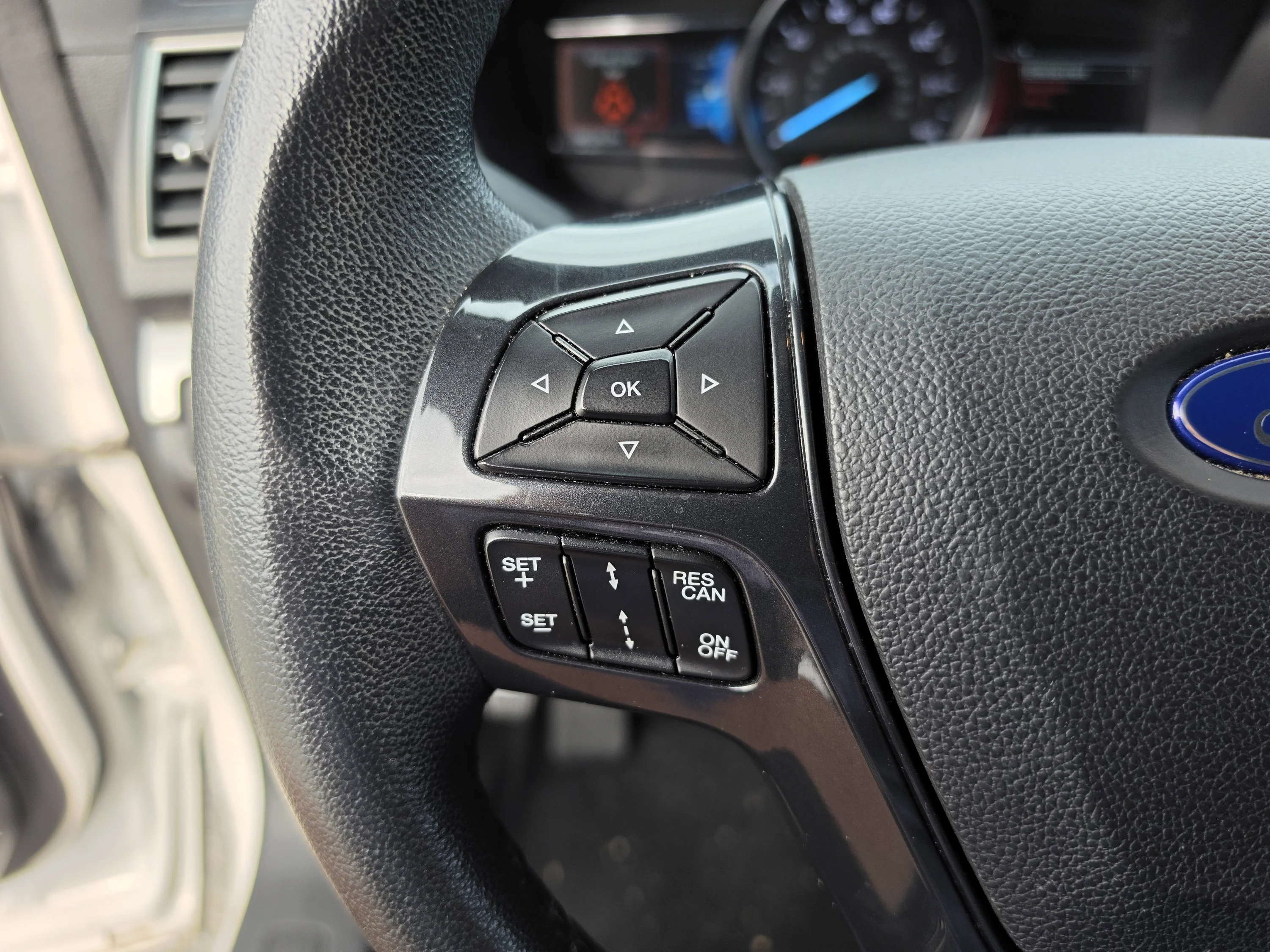 Used 2019 White Platinum Clearcoat Metallic Ford XLT image 35