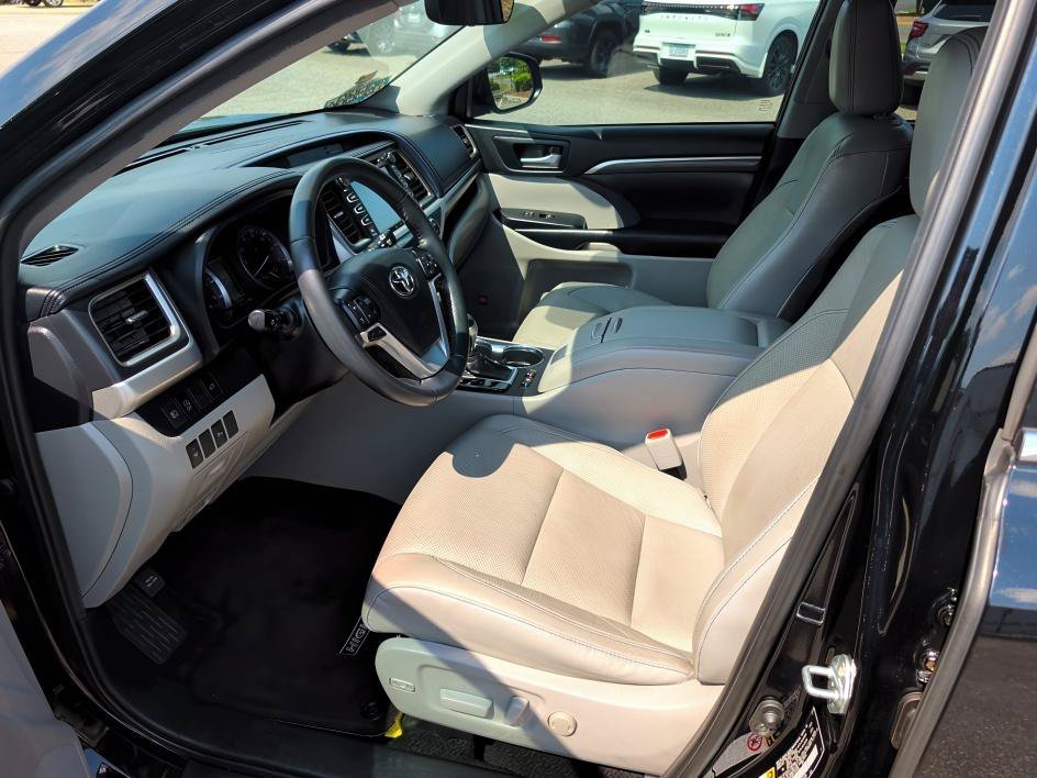 Used 2019 Midnight Black Metallic Toyota Limited image 8