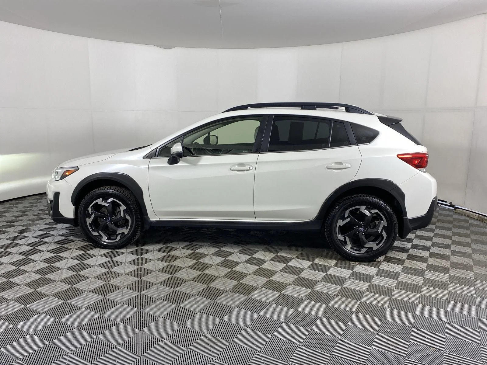 Used 2023 Crystal White Pearl Subaru Limited image 4