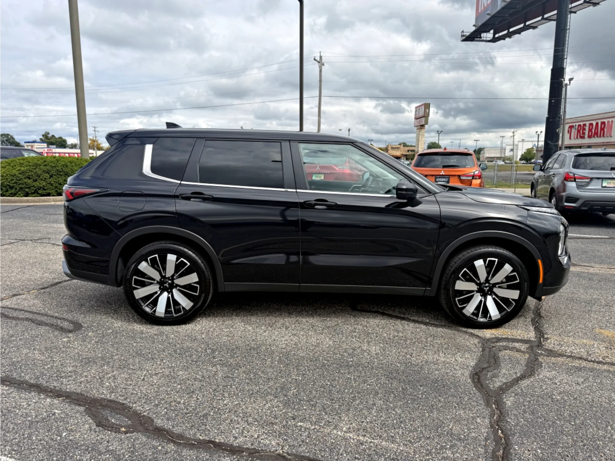 Used 2025 Black Mitsubishi SE image 5