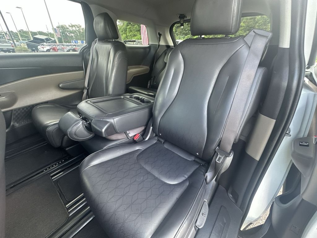 Used 2025 White Kia LXS image 27