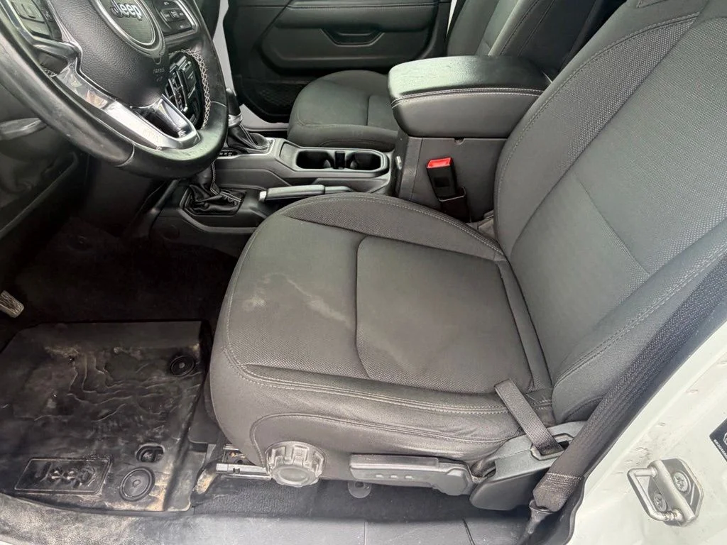 Used 2021 White Jeep Unlimited Sahara image 11