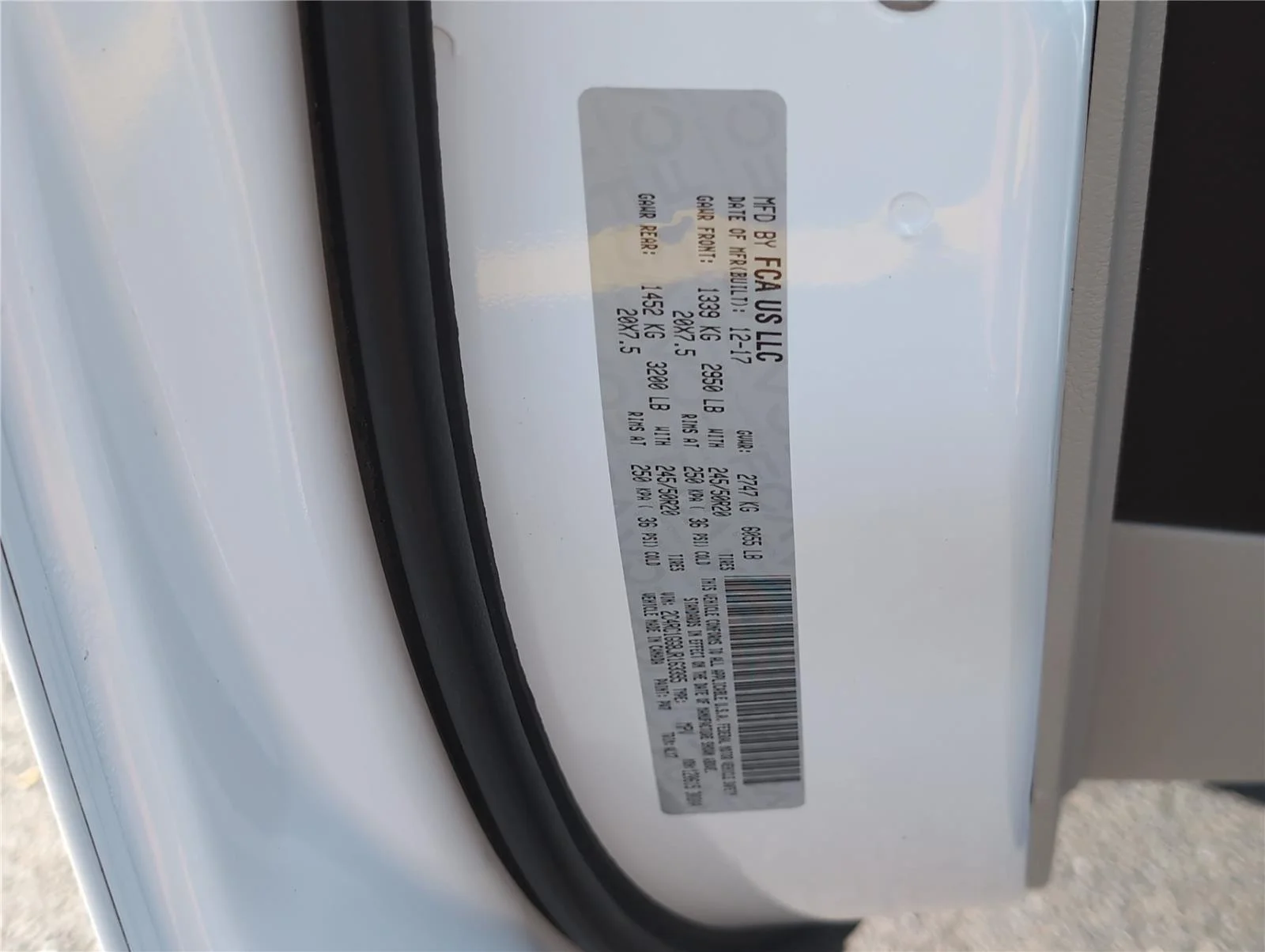 Used 2018 Bright White Clearcoat Chrysler Limited image 13