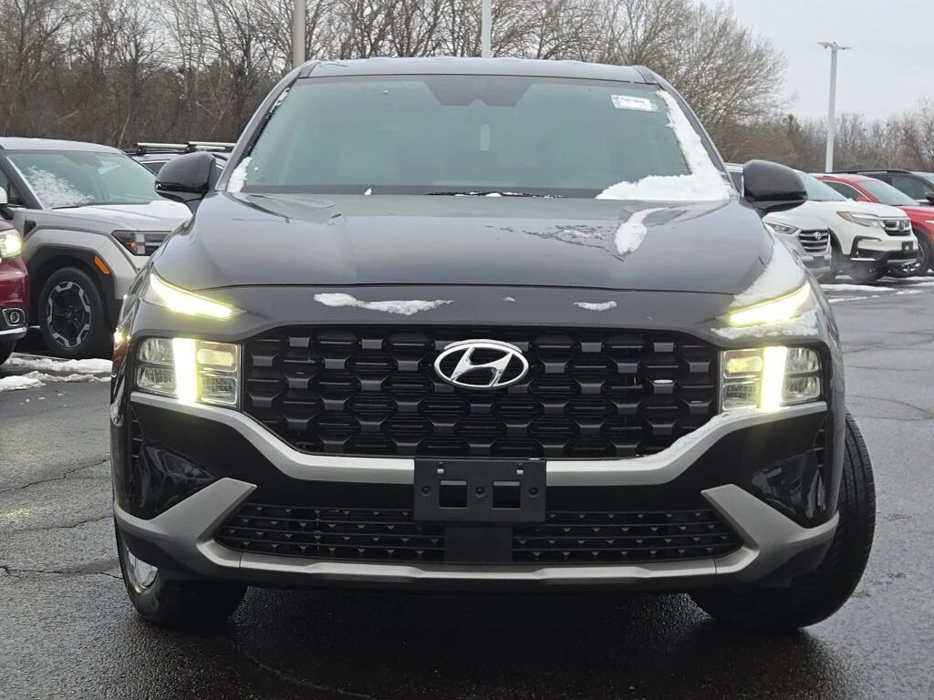 Used 2023 Black Hyundai SE image 4