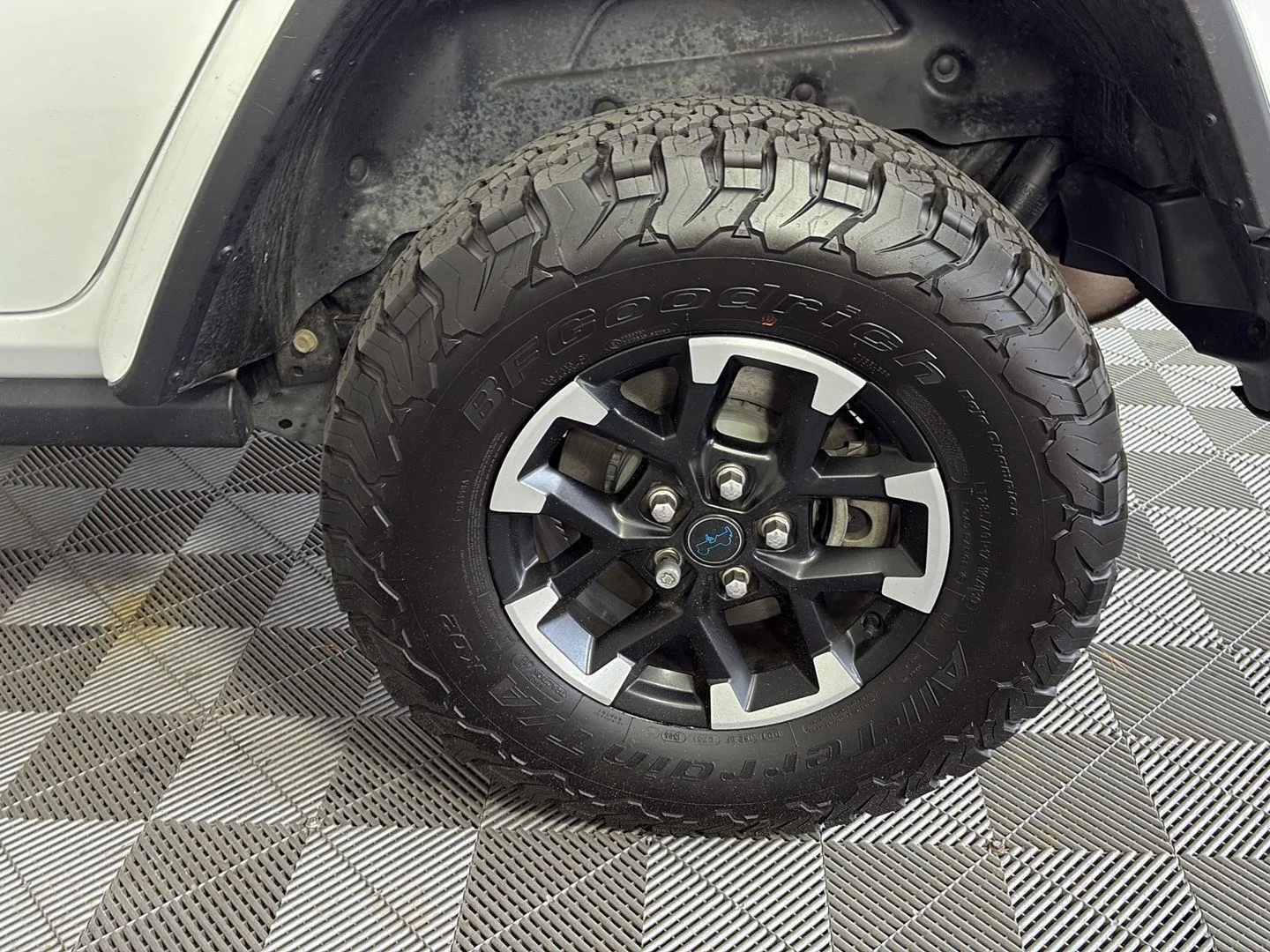Used 2025 Bright White Clearcoat Jeep Rubicon X image 17
