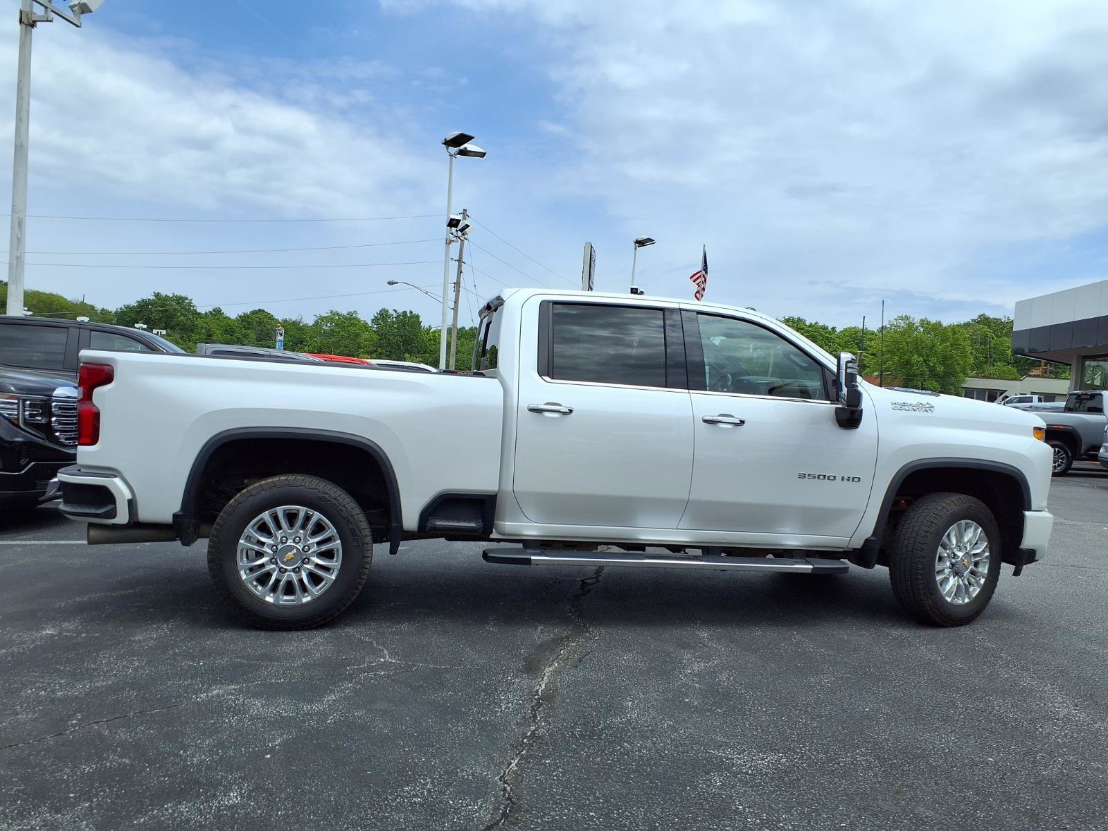 Used 2023 Iridescent Pearl Tricoat Chevrolet High Country image 34