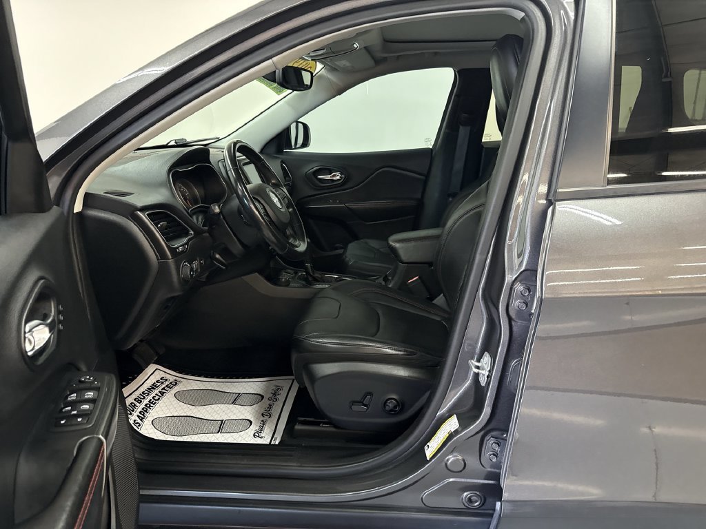 Used 2019 Crystal Metallic Jeep Trailhawk image 12