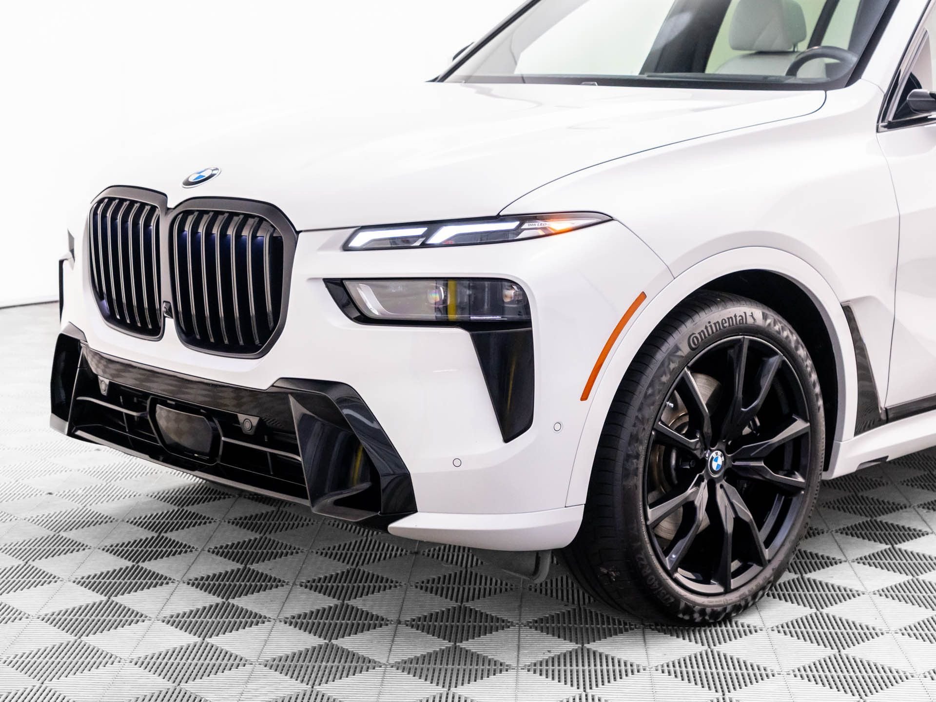 Used 2023 Mineral White Metallic BMW xDrive40i image 33