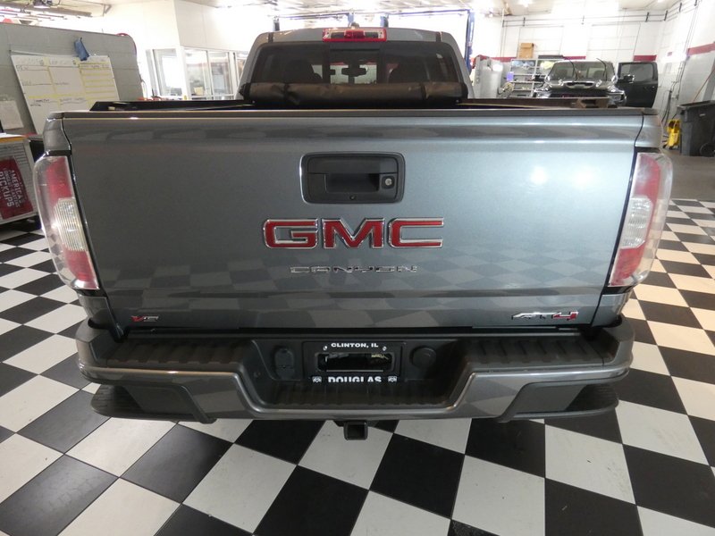 Used 2022 GRAY GMC 4WD Crew Cab 128" AT4 w/Cloth image 4