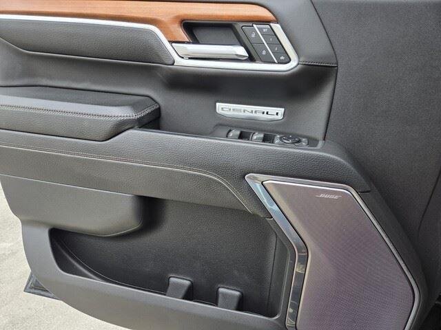 Used 2022 Onyx Black GMC Denali image 24