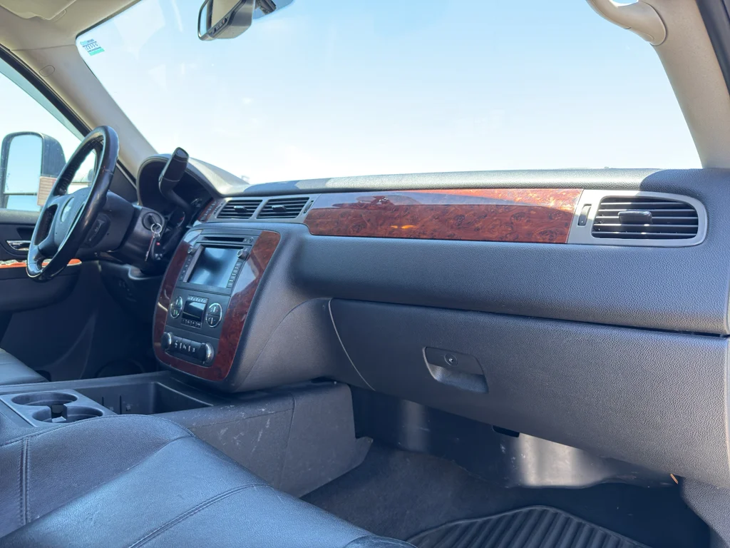 Used 2010 SHEER SILVER METALLIC Chevrolet LTZ image 17