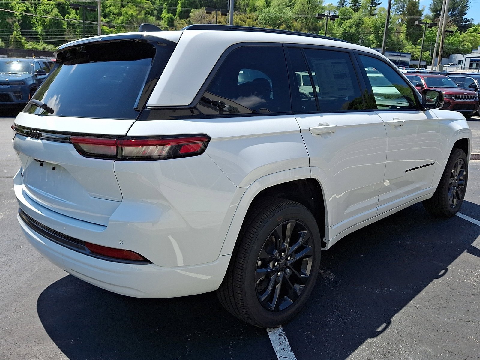 New 2026 Bright White Clear-Coat Exterior Paint Jeep Limited Reserve image 3