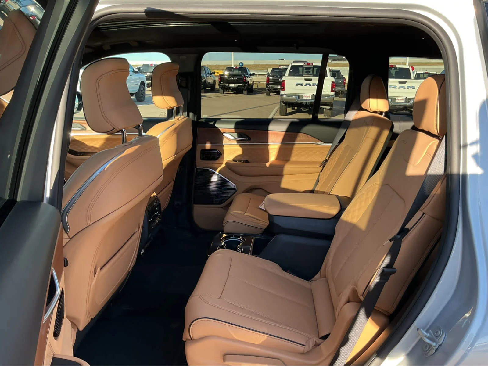 New 2025 Silver Zynith Exterior Paint Jeep Summit Reserve image 16