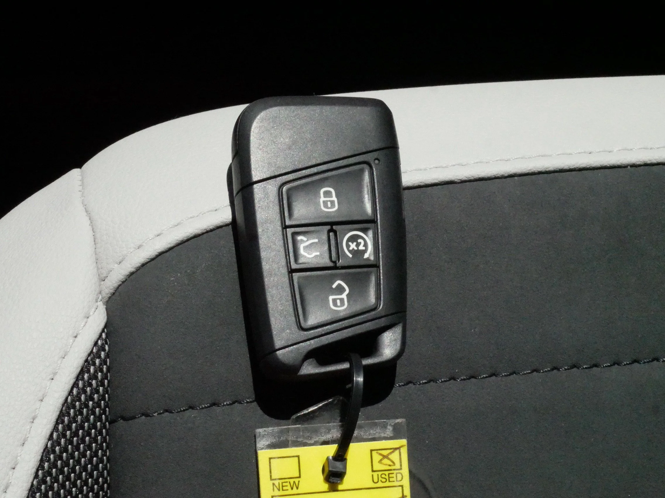 Certified Used 2025 Platinum Gray Metallic Volkswagen SE image 32