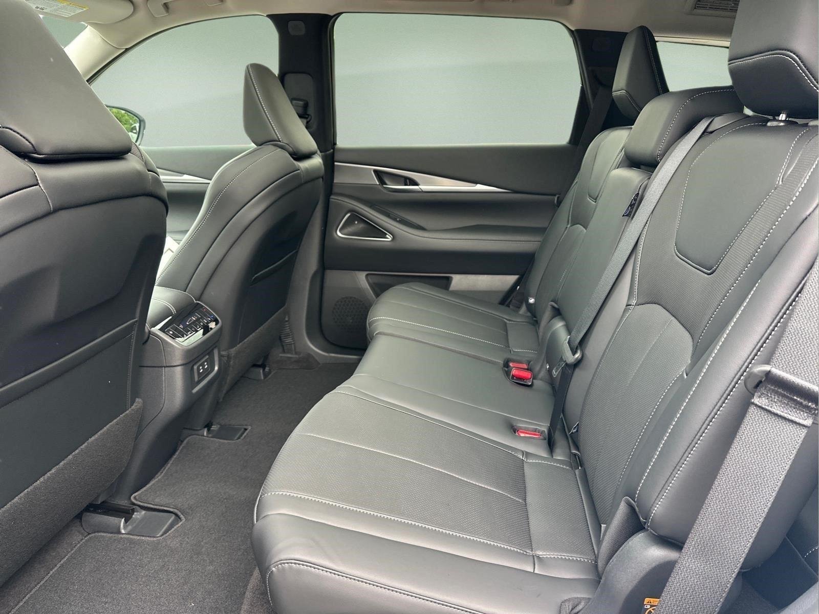 New 2027 RADIANT WHITE INFINITI Luxe FWD image 15