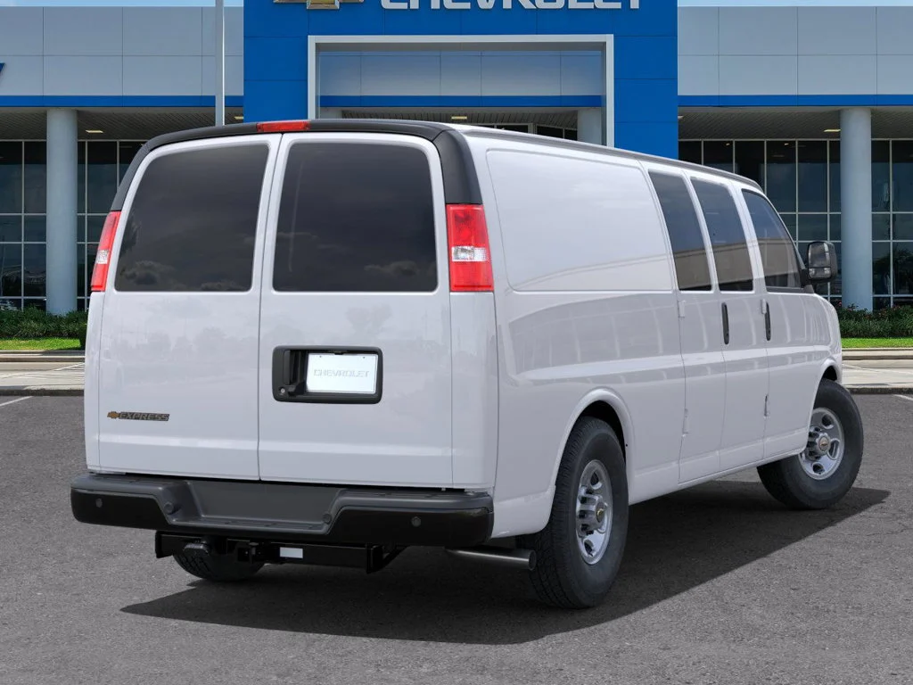 New 2025 Summit White Chevrolet WT image 4