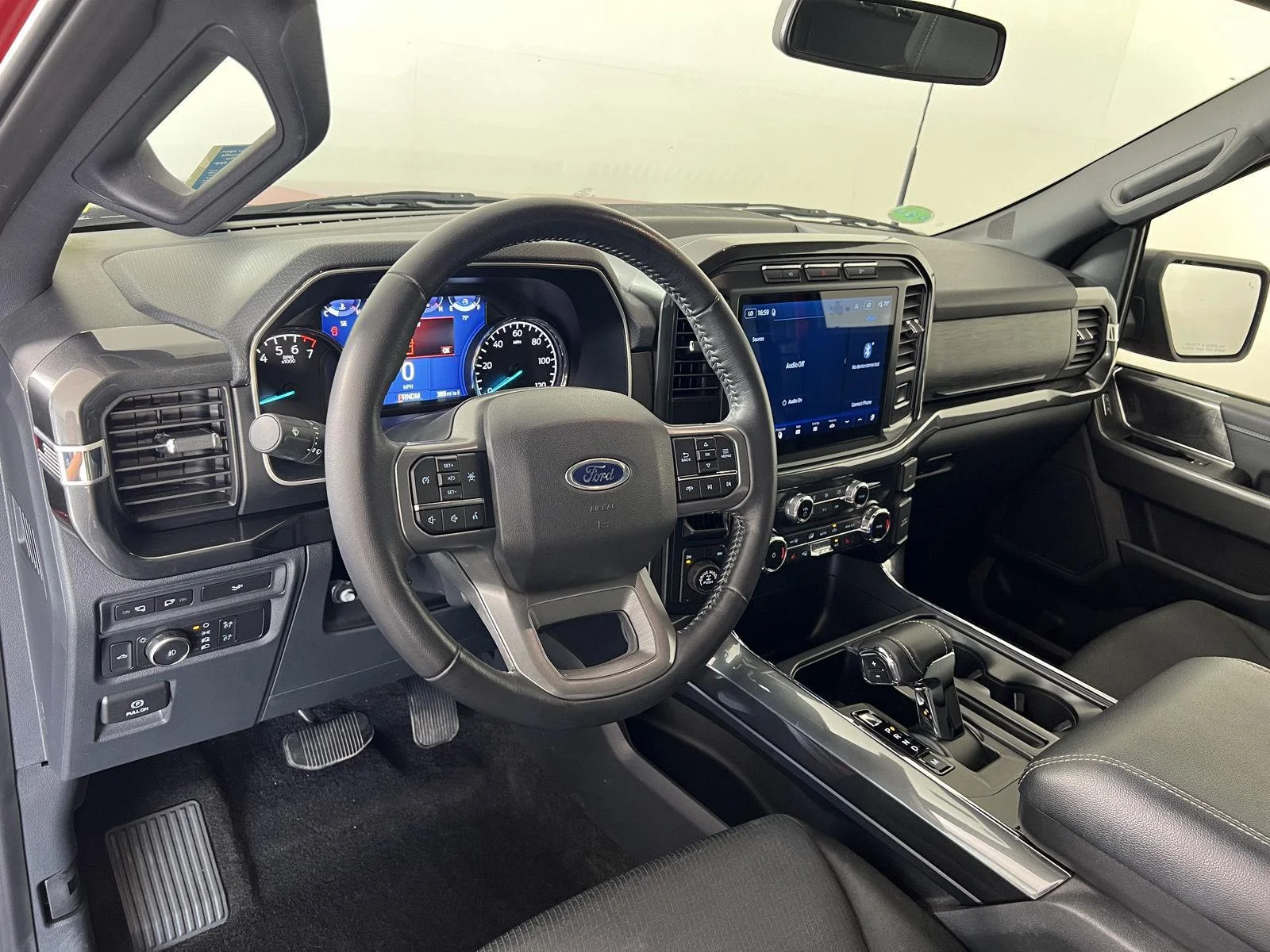 Used 2022  Ford XL image 3