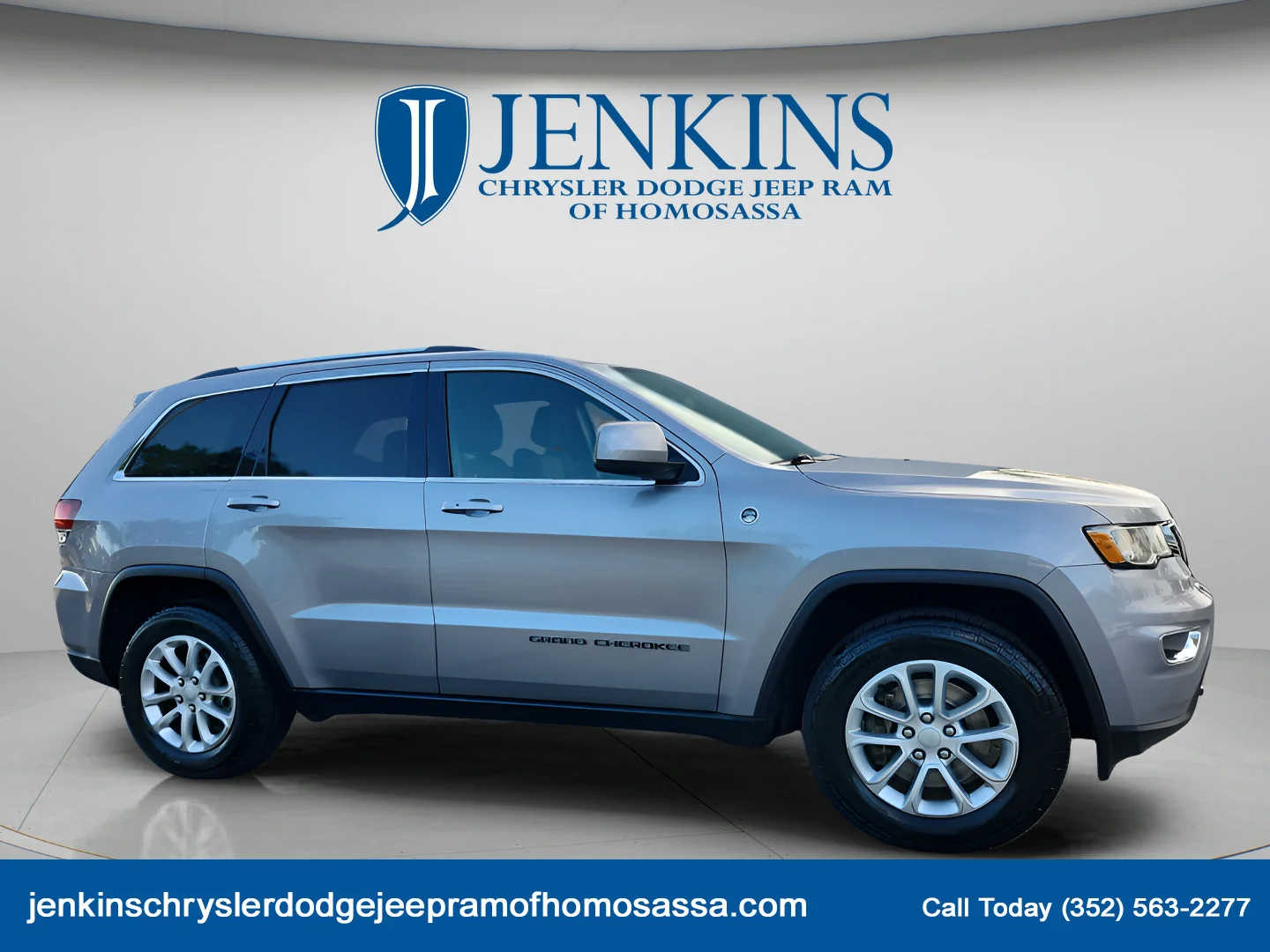 Used 2021 Billet Silver Metallic Clearcoat Jeep Laredo E image 12