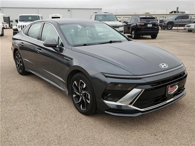 Used 2025 Black Hyundai SEL Front-Wheel Drive image 6