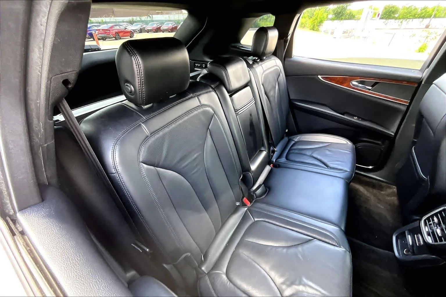 Used 2018 White Platinum Metallic Tri-Coat Lincoln Reserve image 19