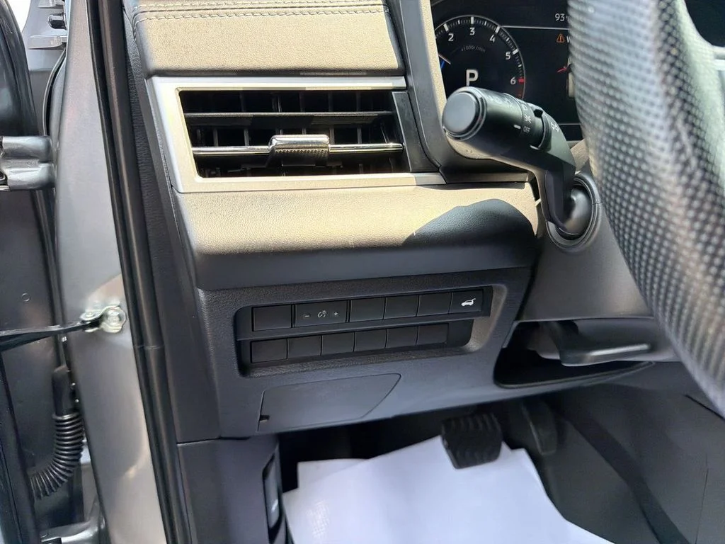 Used 2023  Mitsubishi SE Black Edition image 20