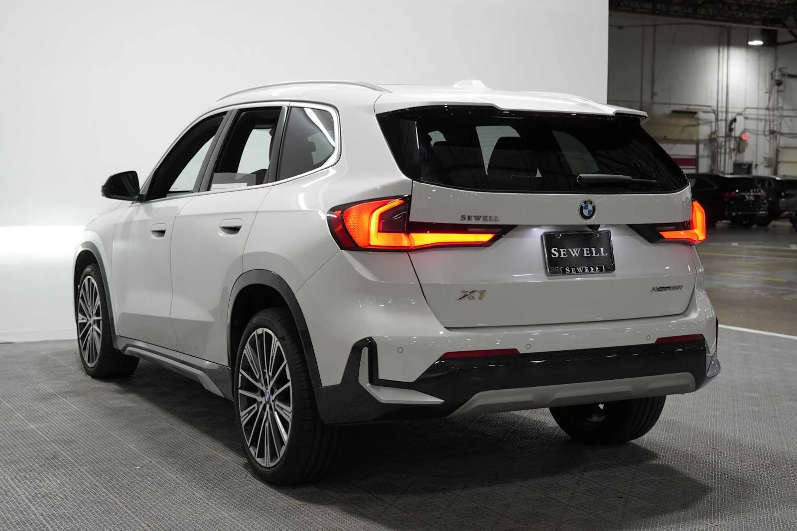 Certified Used 2025 Mineral White Metallic BMW xDrive28i image 5