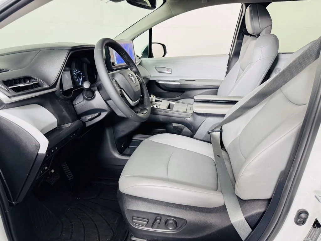 Used 2025 Beige Toyota XLE image 5