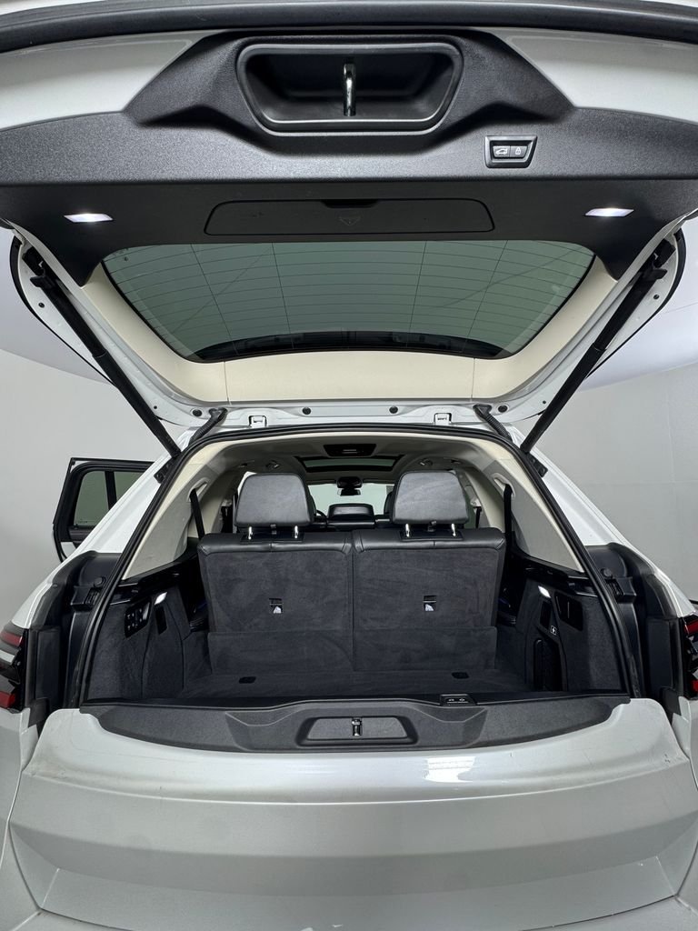 Used 2023 White Metallic BMW xDrive40i image 8