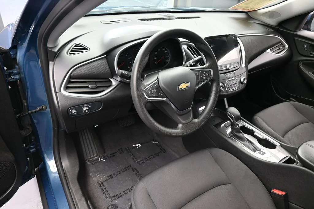 Used 2025 Lakeshore Blue Metallic Chevrolet LT image 10