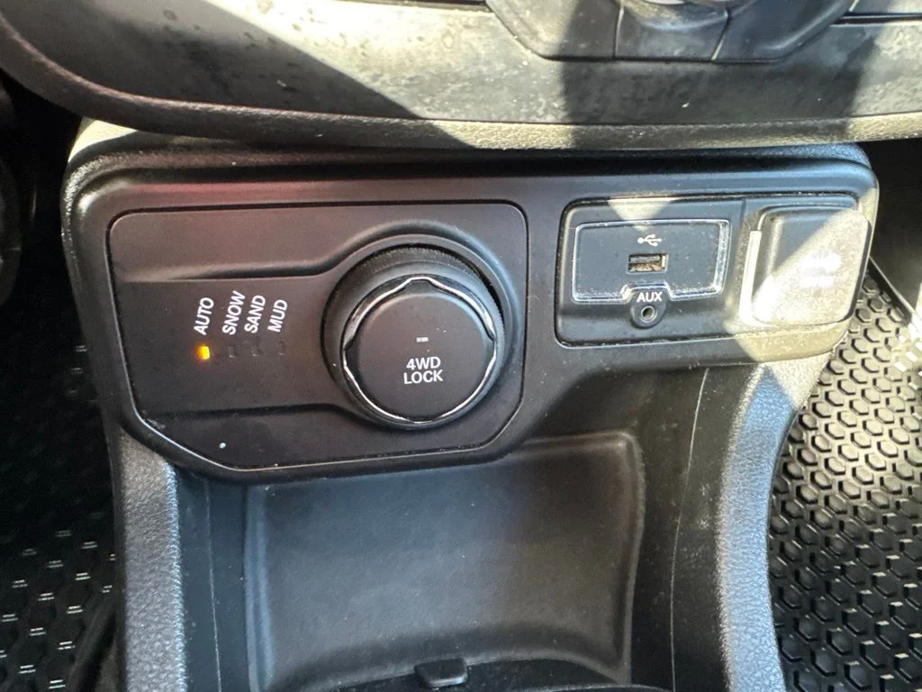 Certified Used 2020 Alpine White Clearcoat Jeep Latitude image 7