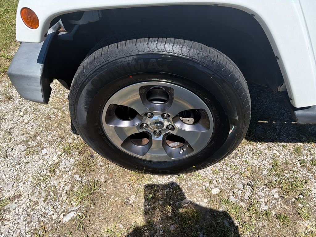 Used 2016 White Jeep Unlimited Sahara image 24