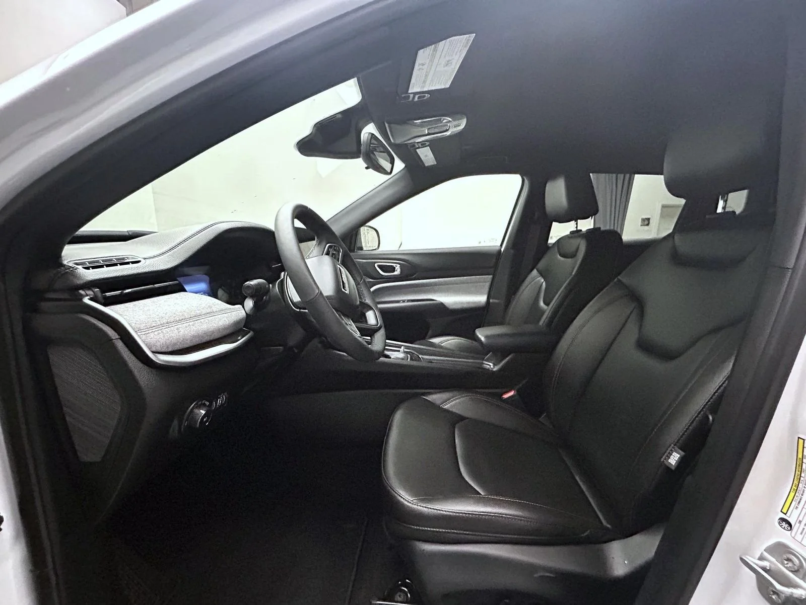 Used 2024 White Jeep Latitude Lux image 10