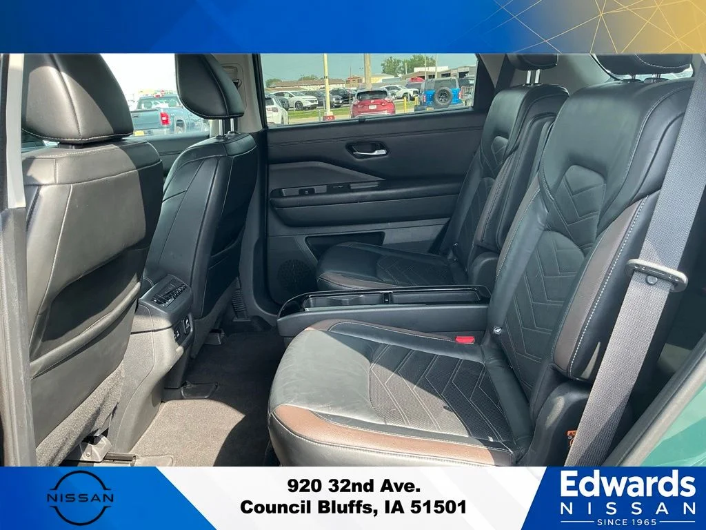 Used 2022 Black Nissan Platinum image 17