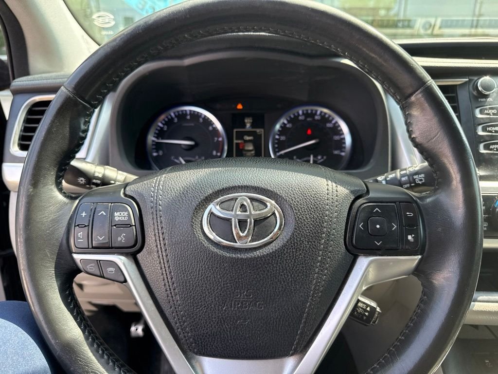 Used 2015 Attitude Black Metallic Toyota XLE V6 image 5