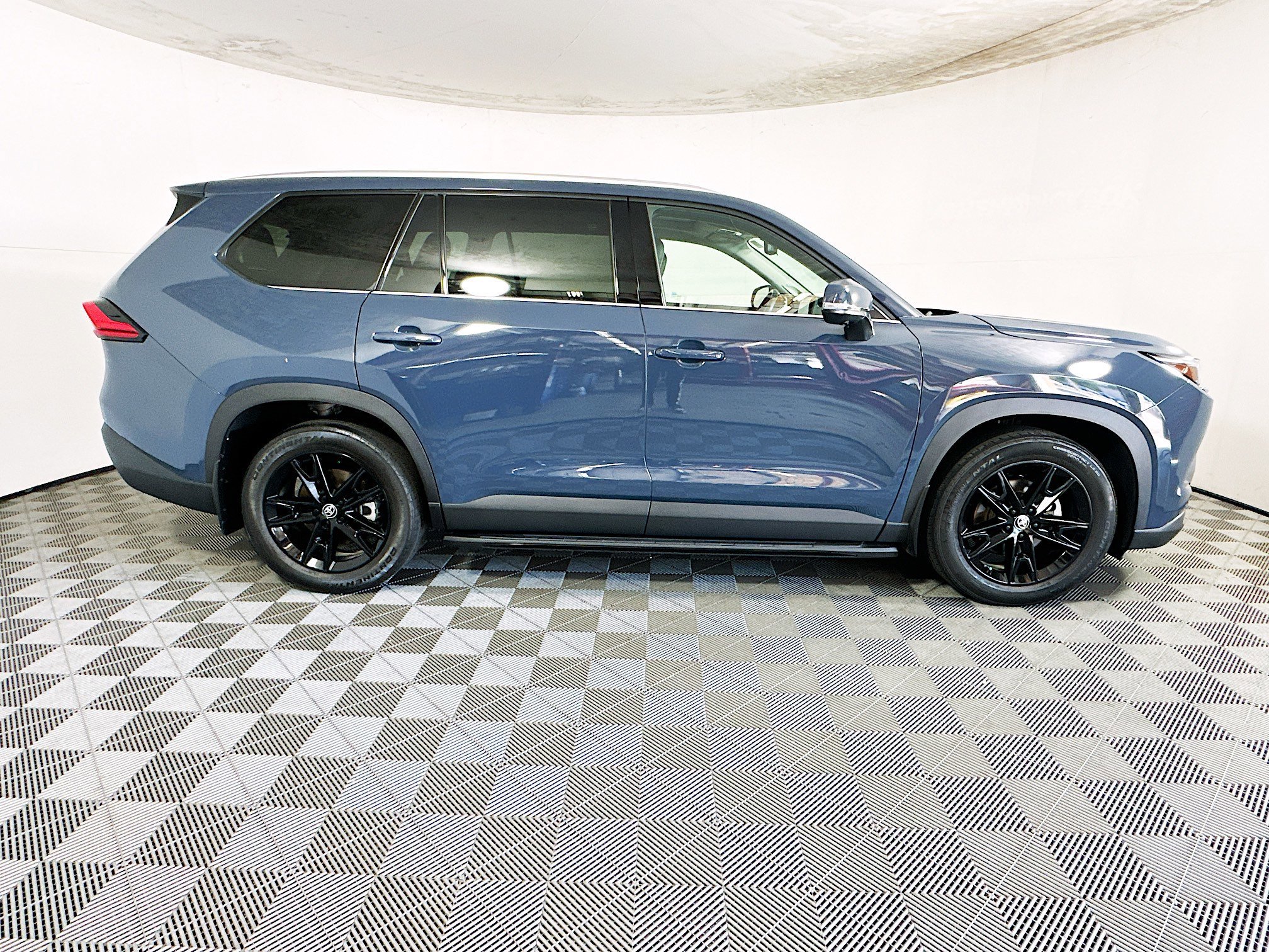 2024 Toyota Grand thumbnail 4