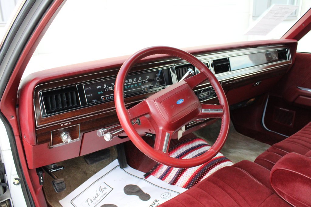Used 1987 White Ford LX image 2