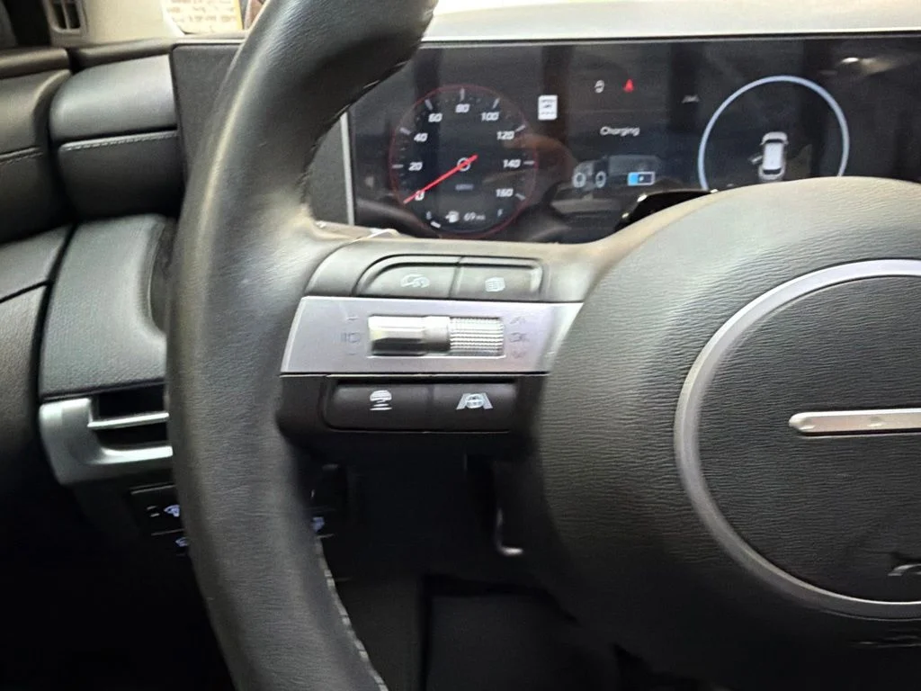 Used 2025 Shimmering Silver Hyundai SEL Convenience image 17