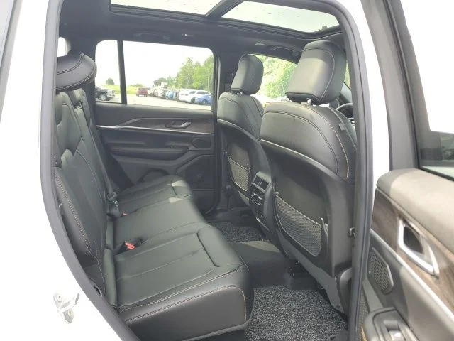 New 2026 Bright White Clear-Coat Exterior Paint Jeep  image 23