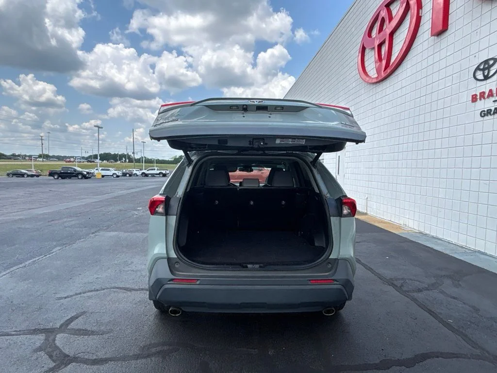 Used 2021  Toyota XLE Premium image 26