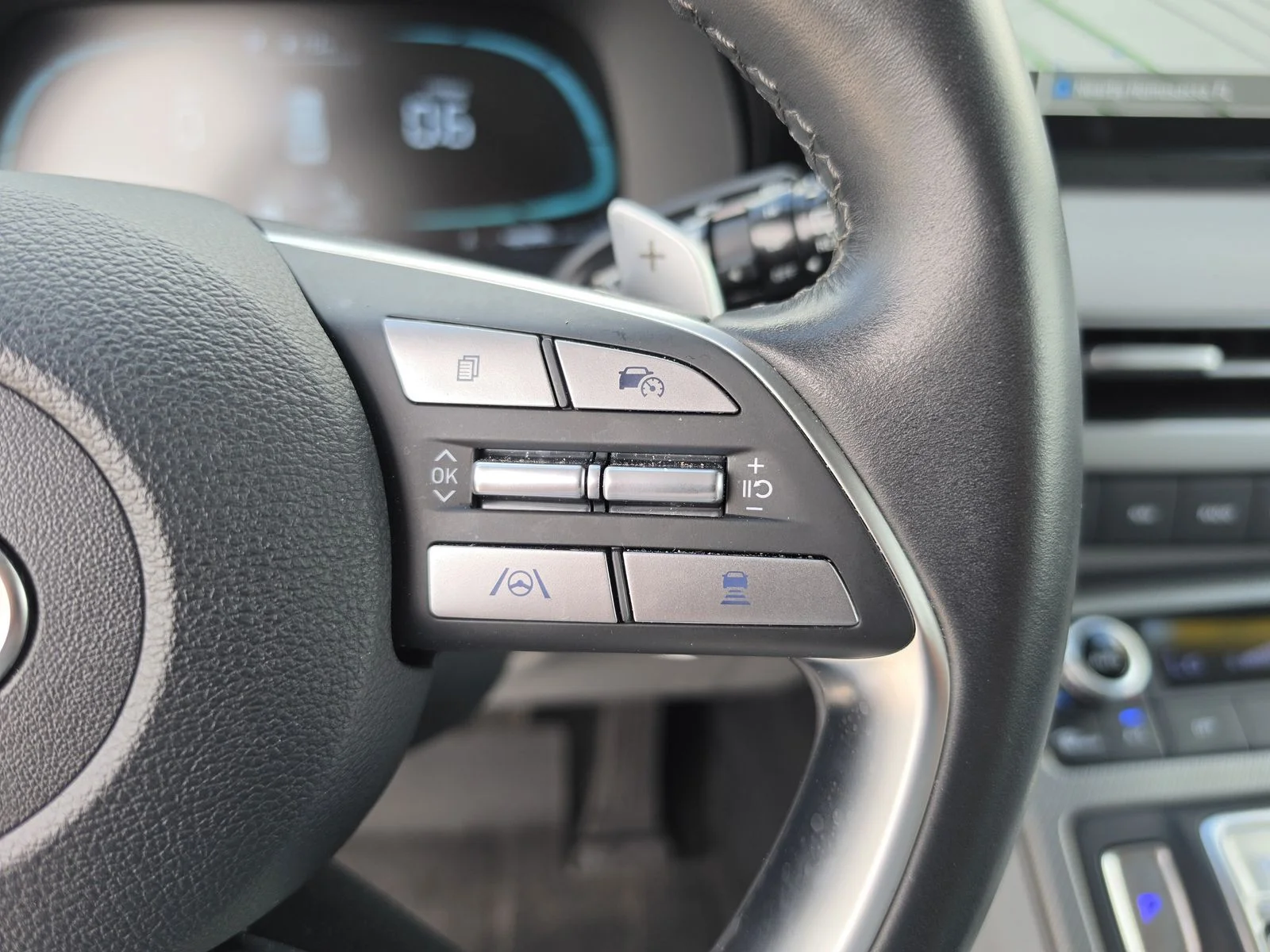 Used 2025 Silver Hyundai SEL image 32