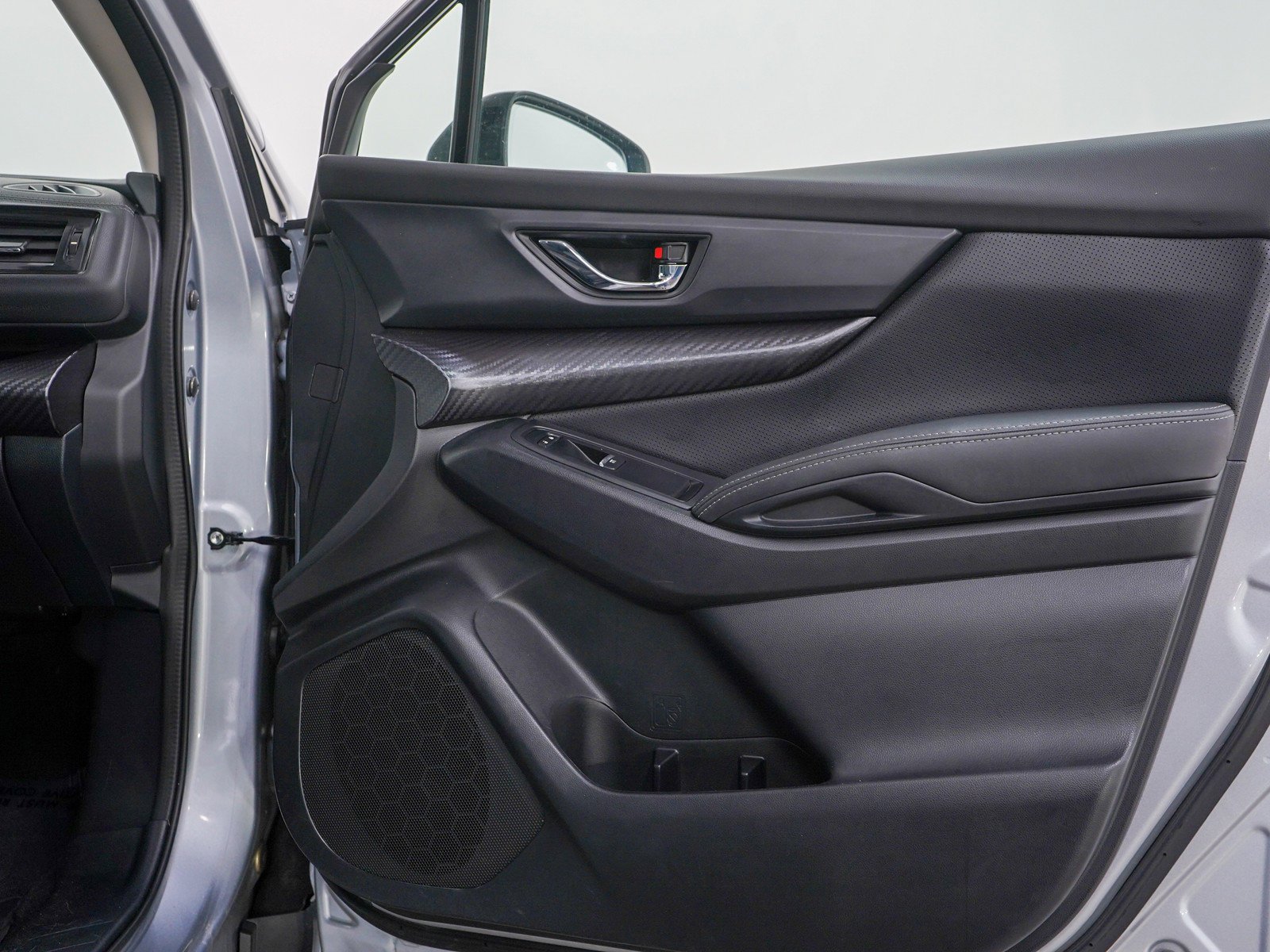 Used 2022 Ice Silver Metallic Subaru Onyx Edition image 10