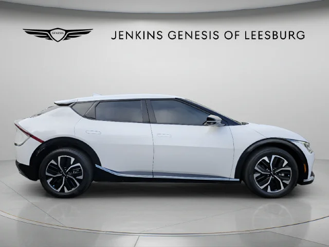 Used 2022 White Kia Wind image 3