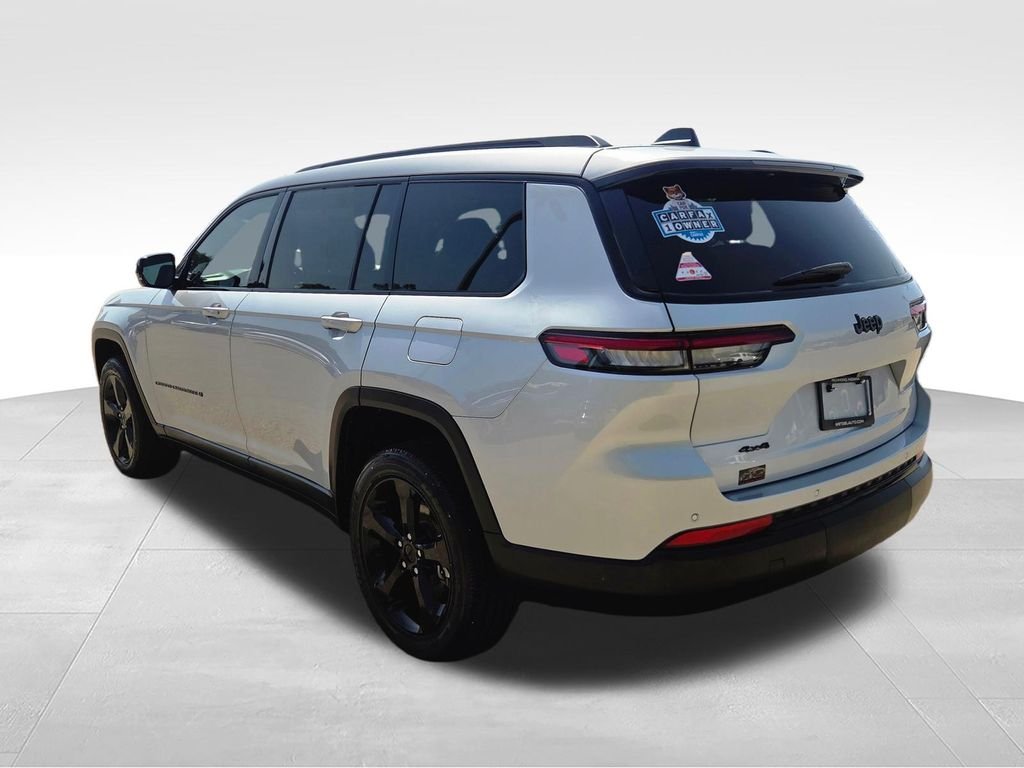 Used 2023 Silver Jeep Altitude image 5